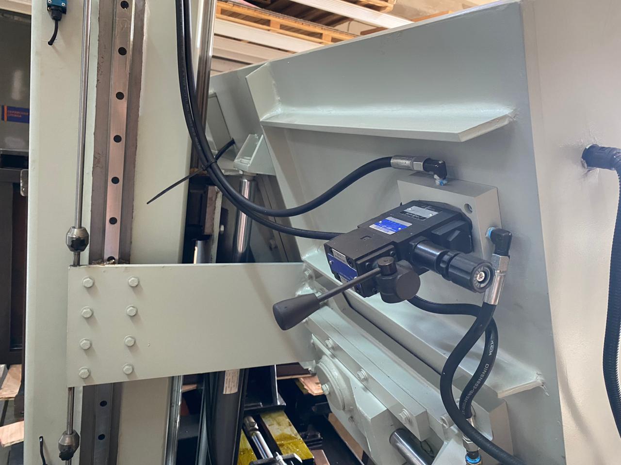 Станок ленточнопильный полуавтоматический двухколонный Stalex SBS-650 Станок ленточнопильный полуавтоматический двухколонный Stalex SBS-650