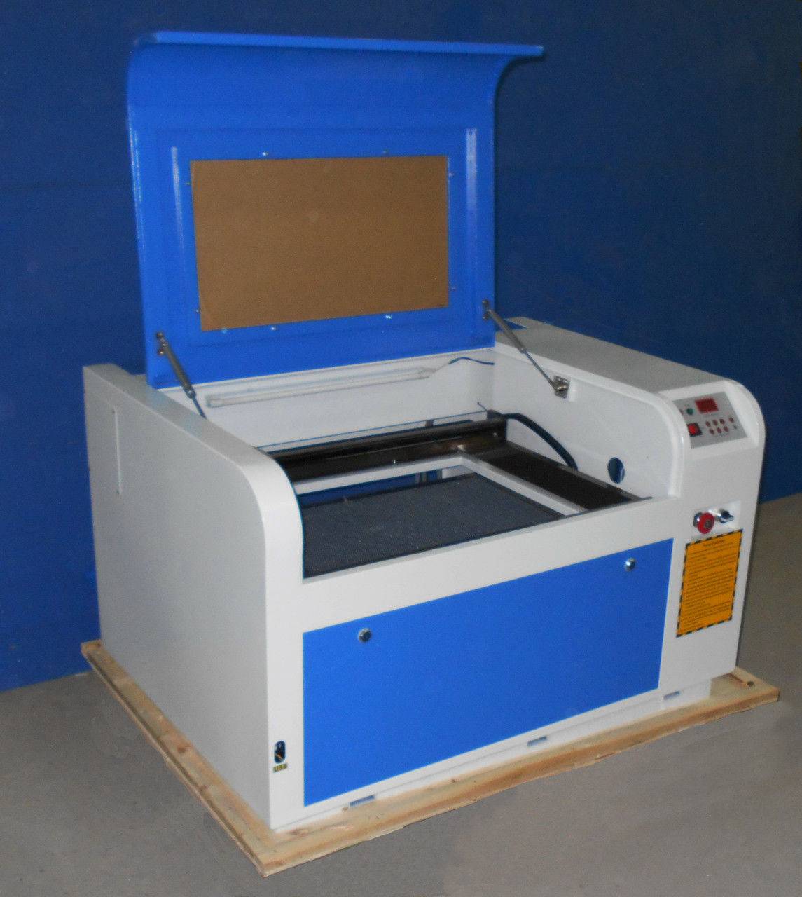 Лазерно-гравировальный станок с ЧПУ LTT-4040L Лазерно-гравировальный станок с ЧПУ LTT-4040L