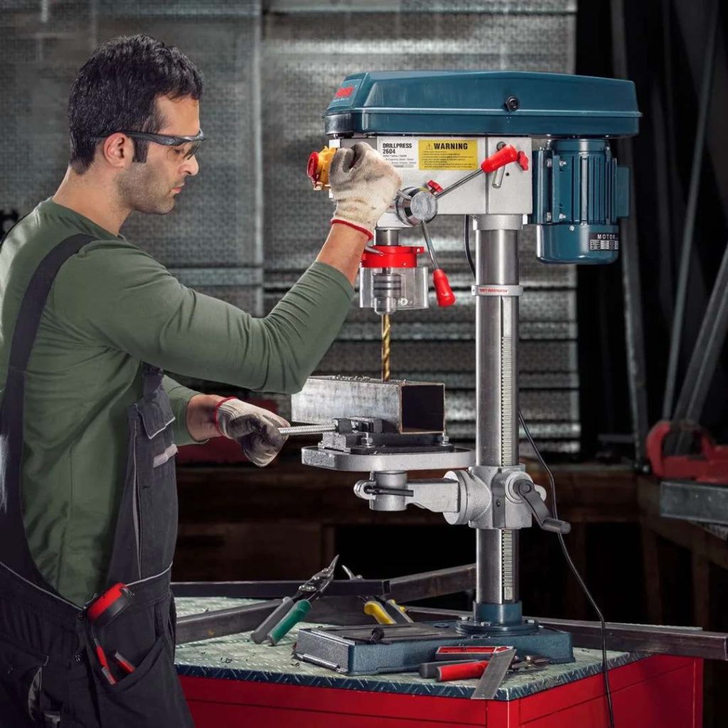 Вертикально-сверлильный станок в инструментальном цехе