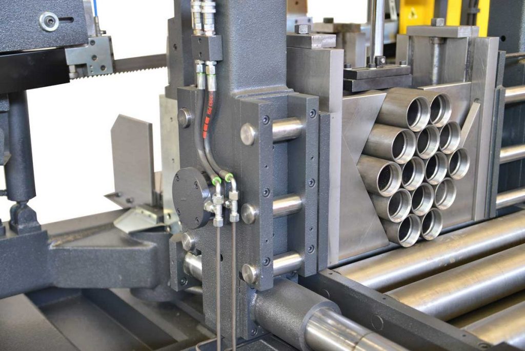 Крупный план гидроцилиндр прижима, прижимная балка с полиуретановой накладкой, манометр давления Крупный план гидроцилиндр прижима, прижимная балка с полиуретановой накладкой, манометр давления