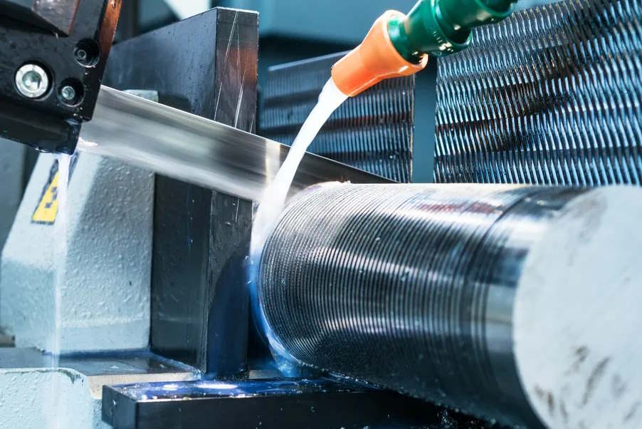 Подача СОЖ на полотно ленточнопильного станка — поток жидкости охлаждает зону реза и выносит стружку