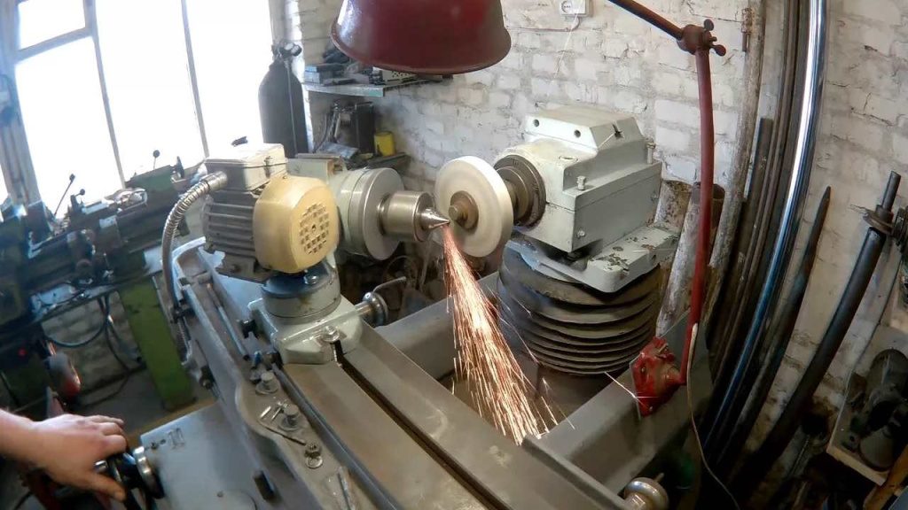 Рабочее место с универсальным заточным станкомОператор выполняет заточку разных типов инструмента на одном универсальном станке со сменными приспособлениями