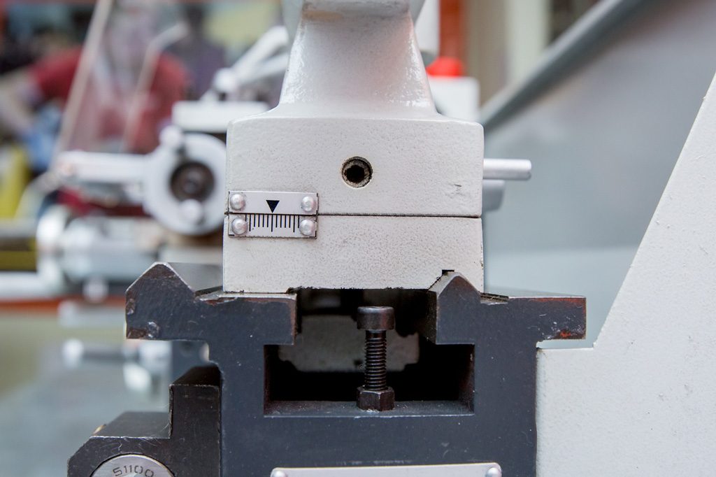 Крупный план направляющих станины