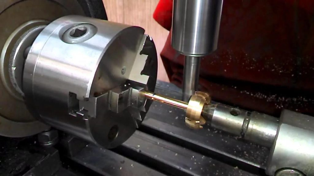 Горизонтально-фрезерный станок в работе Горизонтально-фрезерный станок в работе