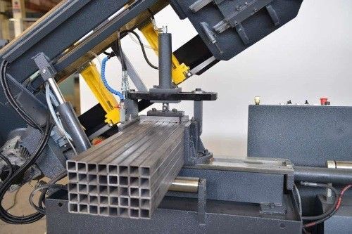 Ленточнопильный станок с гидрозажимом режет пакет из 9 профильных труб за один проход — наглядная демонстрация технологии Ленточнопильный станок с гидрозажимом режет пакет из 9 профильных труб за один проход — наглядная демонстрация технологии