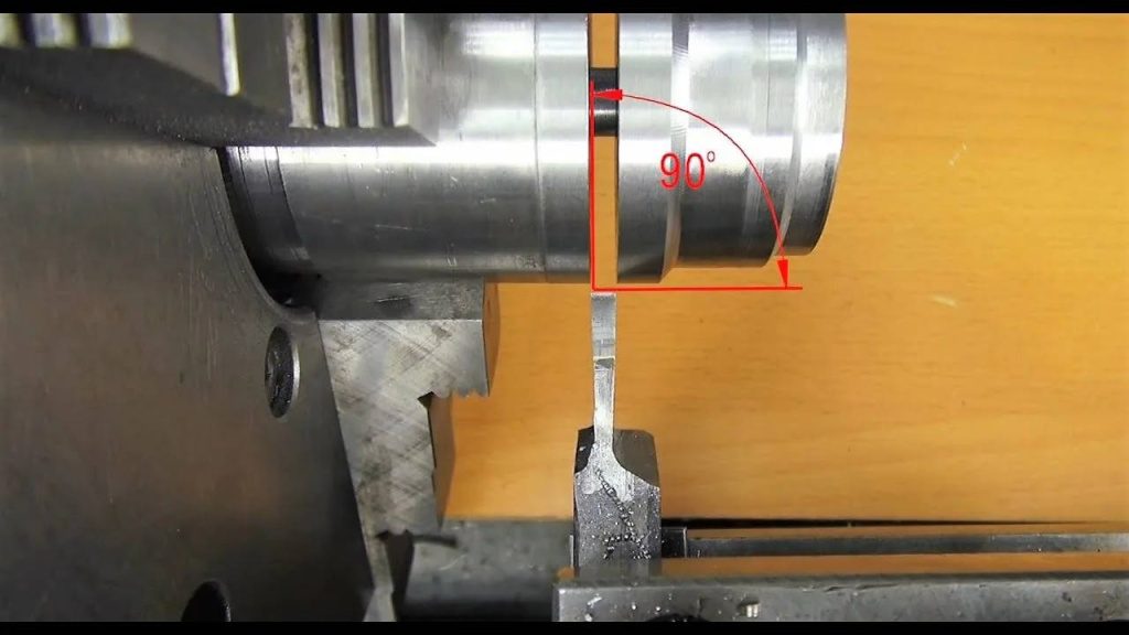 Заготовка с ровным, перпендикулярным резом без заусенцев — результат правильной настройки станка и полотна Заготовка с ровным, перпендикулярным резом без заусенцев — результат правильной настройки станка и полотна