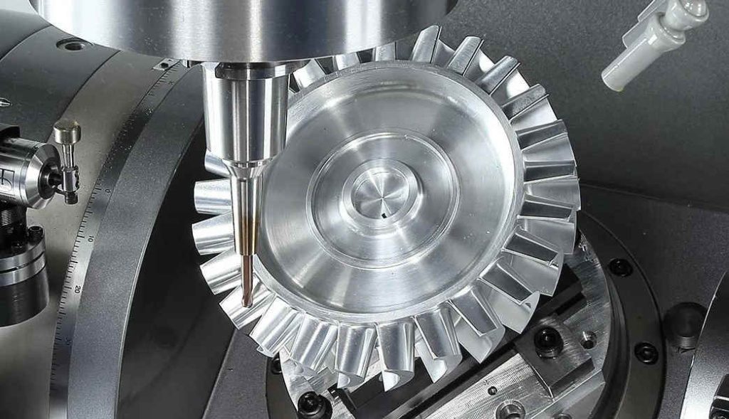 Современный 5-осевой ЧПУ-станок в цеху — общий вид с поворотным столомСложная деталь на 5-осевом станке