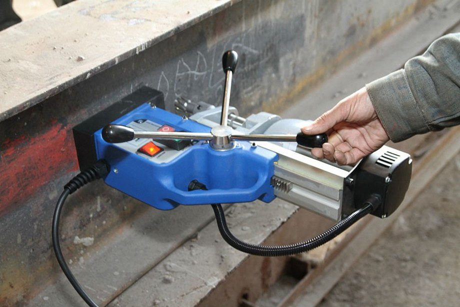 Магнитный станок на стальной балке