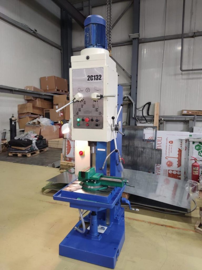 вертикально-сверлильный станок на производстве