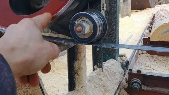 Сравнение нового и изношенного направляющего ролика — видимая выработка канавки, следы износа подшипника Сравнение нового и изношенного направляющего ролика — видимая выработка канавки, следы износа подшипника