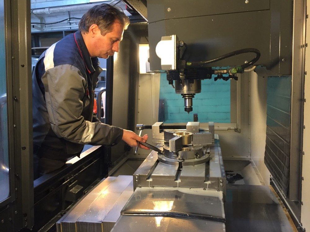 Фрезерный станок в цехе