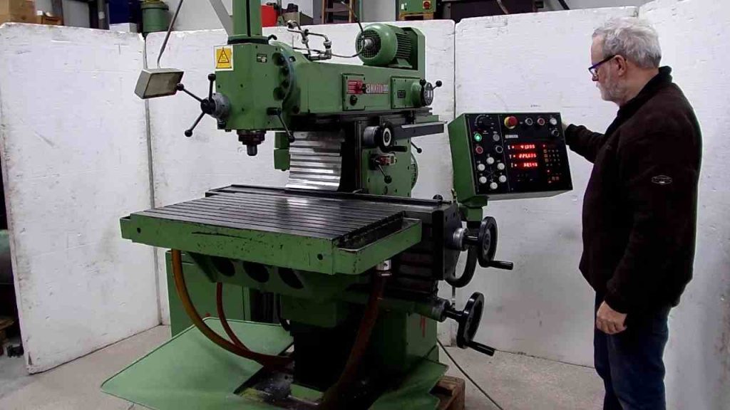 Универсальный фрезерный станок в работе Универсальный фрезерный станок в работе